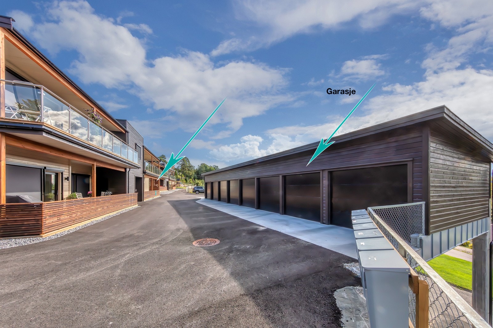 Parkeringsplass i frittstående garasjeanlegg medfølger. Her slipper man å kjøre bilen ned i et trangt parkeringshus. Galleribilde