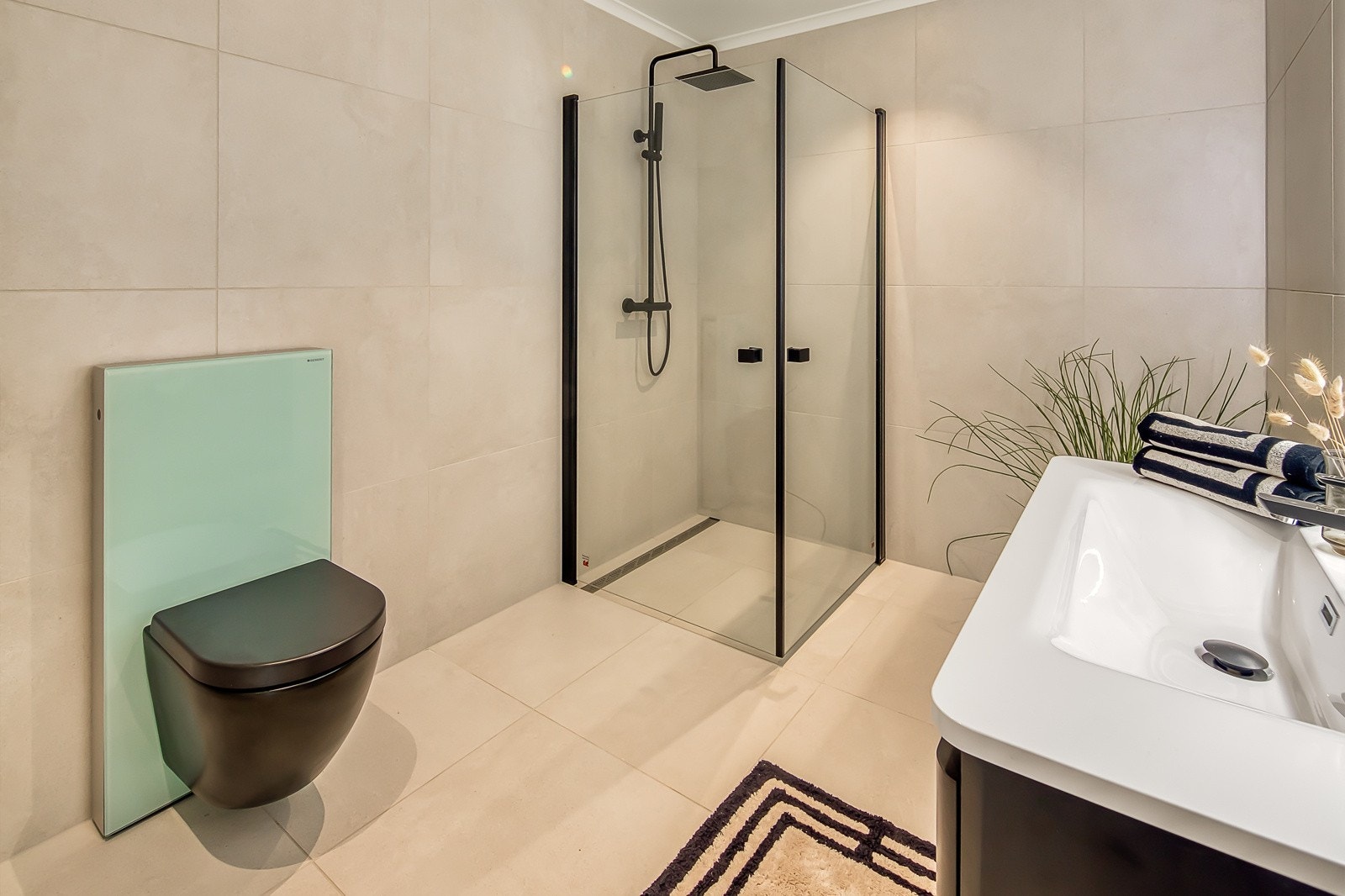 Vegghengt toalett for lettere renhold. Det er flis og varmekabel i gulv og flis på vegg. Galleribilde