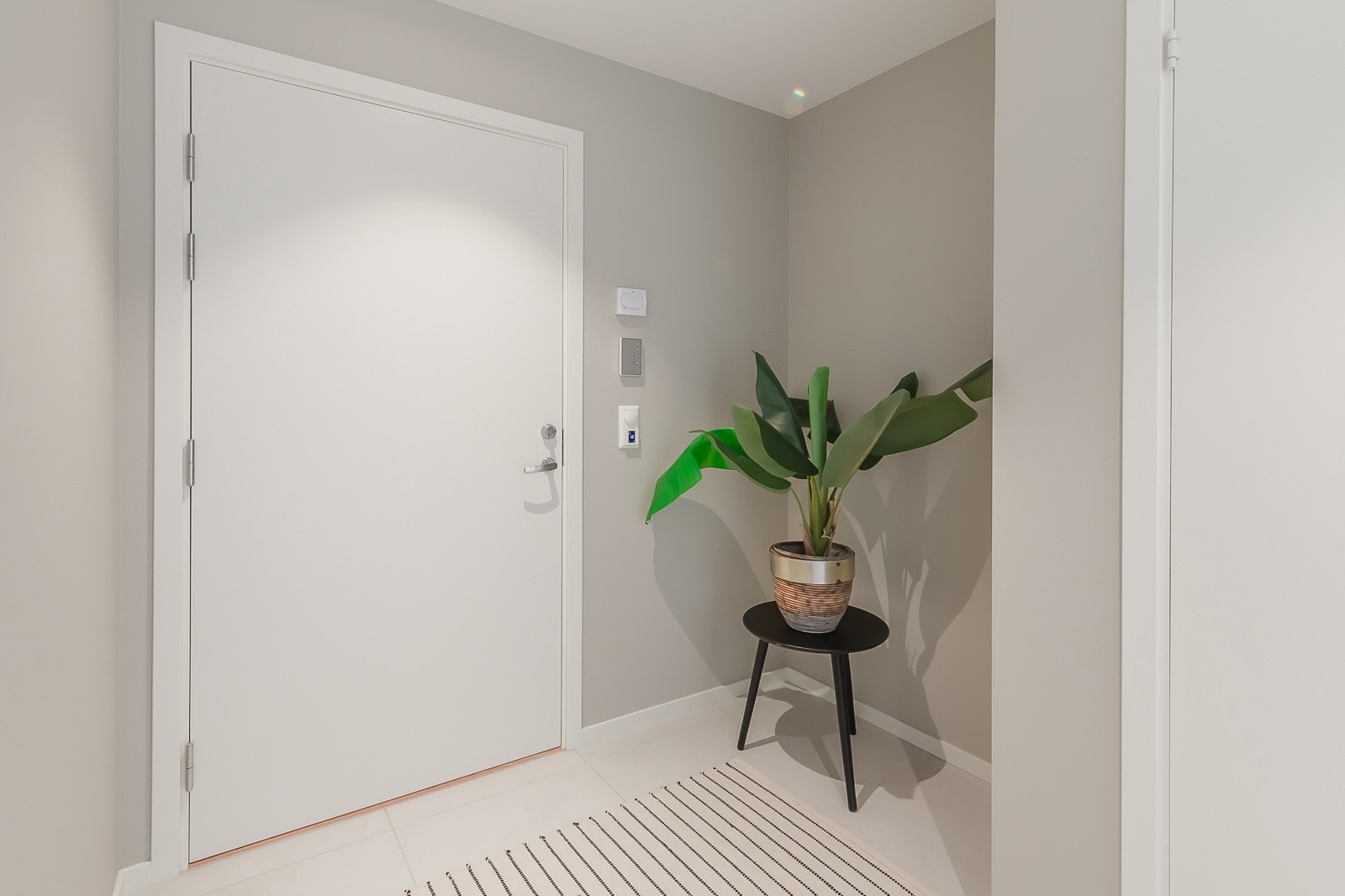 Romslig gang med plass til garderobeskap. Flis og varmekabler på gulv. Galleribilde