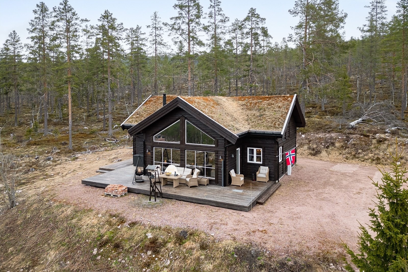 Eiendommen er bebygd med en flott familiehytte fra 2018 med bla. 2 stuer og 4 soverom, samt et uthus på 24m² med 2 bodrom og loft. Galleribilde