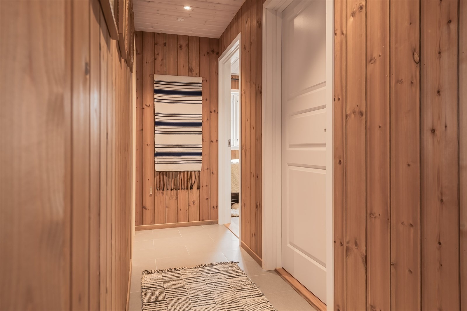 Flislagt gang med gulvvarme og downlights i himlingen. Fra gangen har du adkomst til 2 soverom og baderommet. Galleribilde