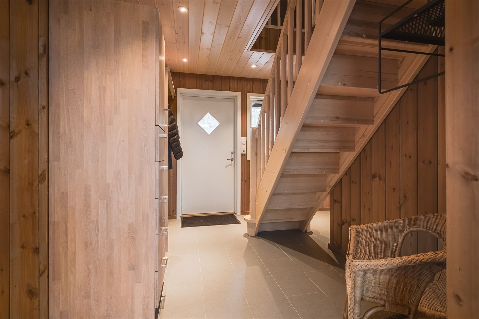 I entréen har du god plass til sko og ytterklær i medfølgende spesiallaget garderobe løsning. Fra entréen har du også adkomst til teknisk rom/vaskerom med plass og opplegg for vaskemaskin/tørketrommel. Galleribilde