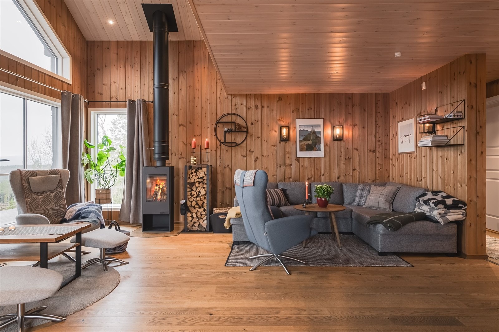 Stuen har god standard fra 2018 med pen enstavs parkett på gulv med gulvvarme, lun trepanel på veggene og downlights i mønet himling. Galleribilde