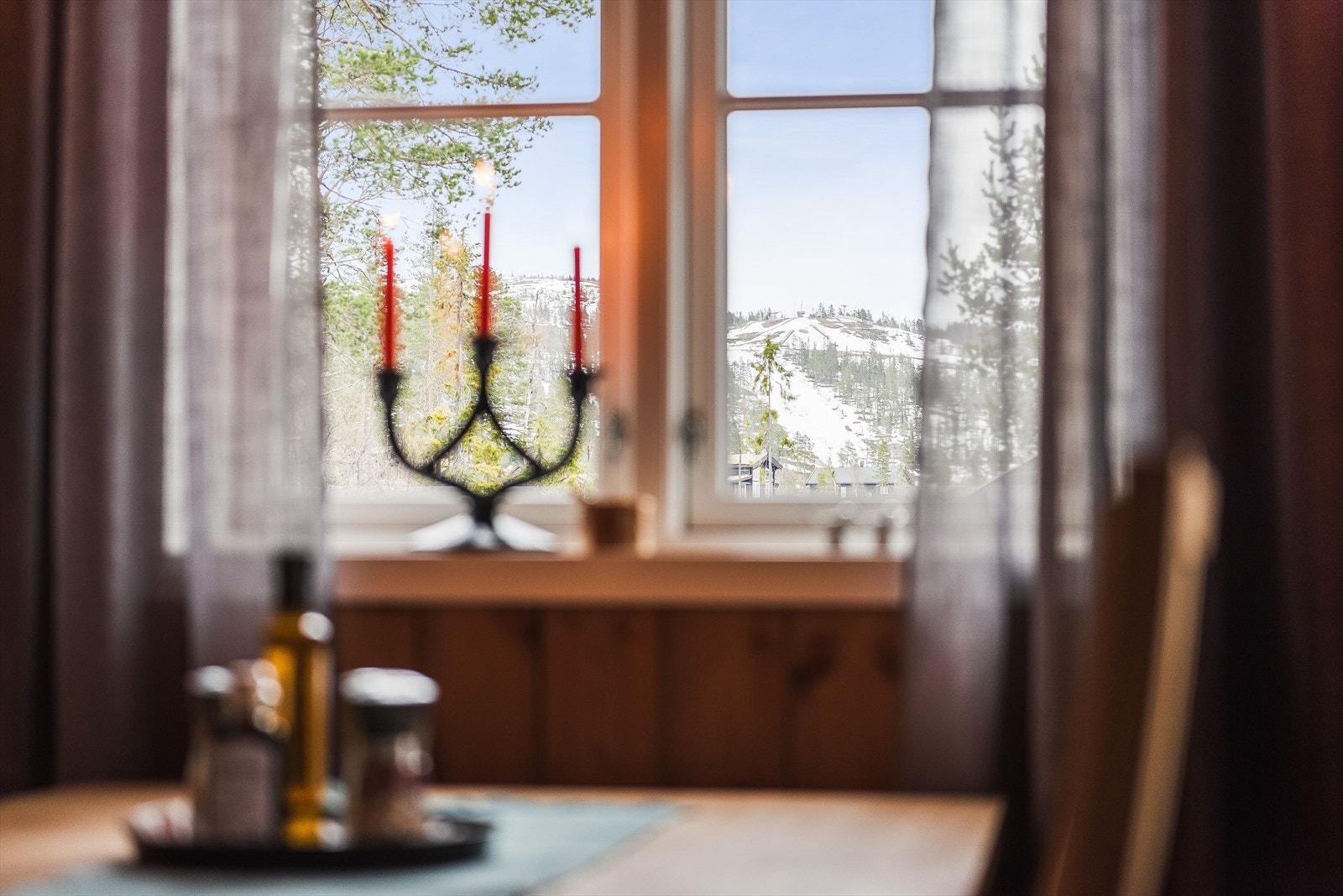 Spisestuen har to vindusflater mot to ulike himmelretninger som sørger for et fint lysinnslipp. Fra det ene vinduet har du utsyn mot alpinbakken. Galleribilde