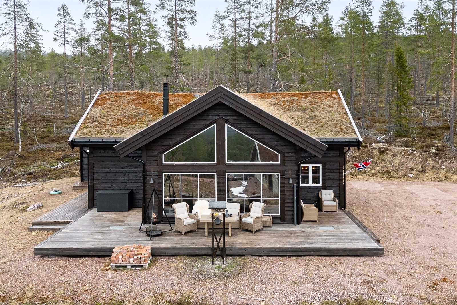 Hytta grenser mot friområde. Her ligger alt til rette for mye utendørs hygge - både sommer og vinter! Galleribilde