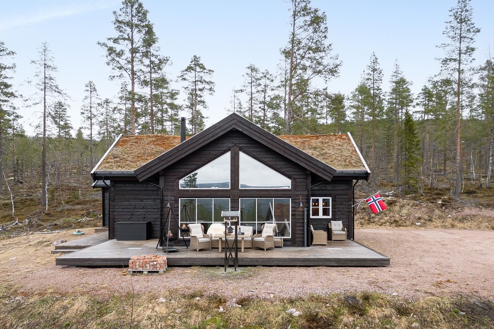 Utenfor hytta er det bygget en solrik terrasse på ca. 89m² som strekker seg langs tre yttervegger. Galleribilde