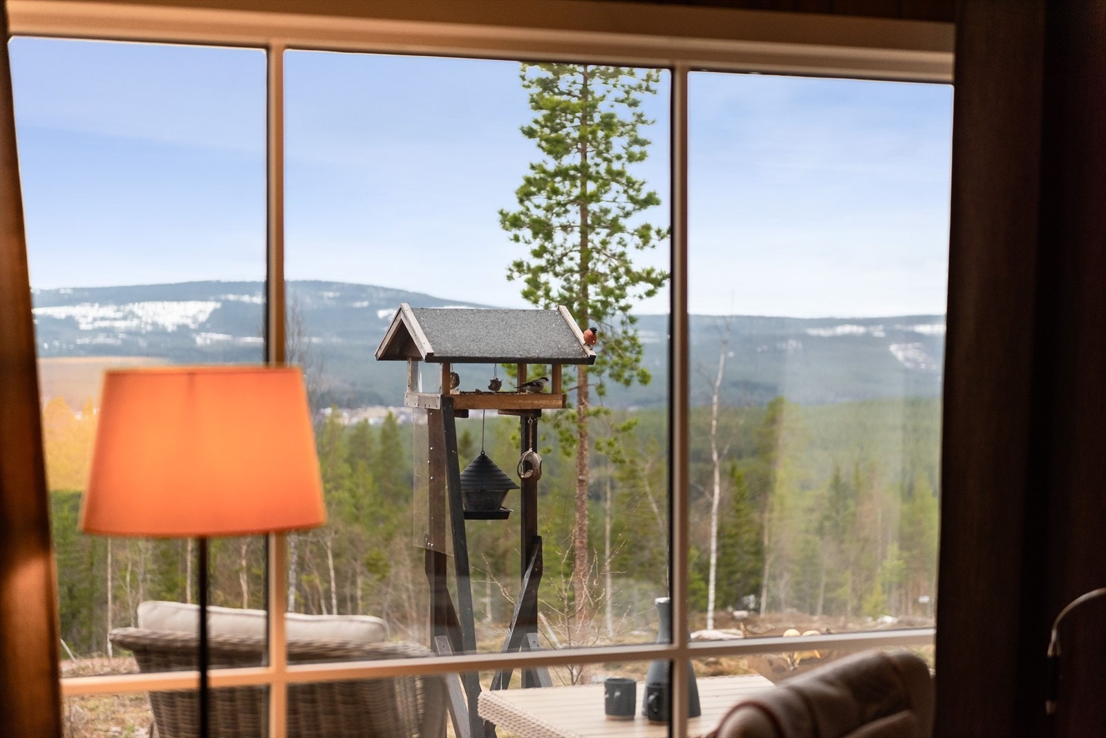 De store vindusflatene slipper inn rikelig med naturlig lys og åpner opp for den flotte utsikten. Galleribilde