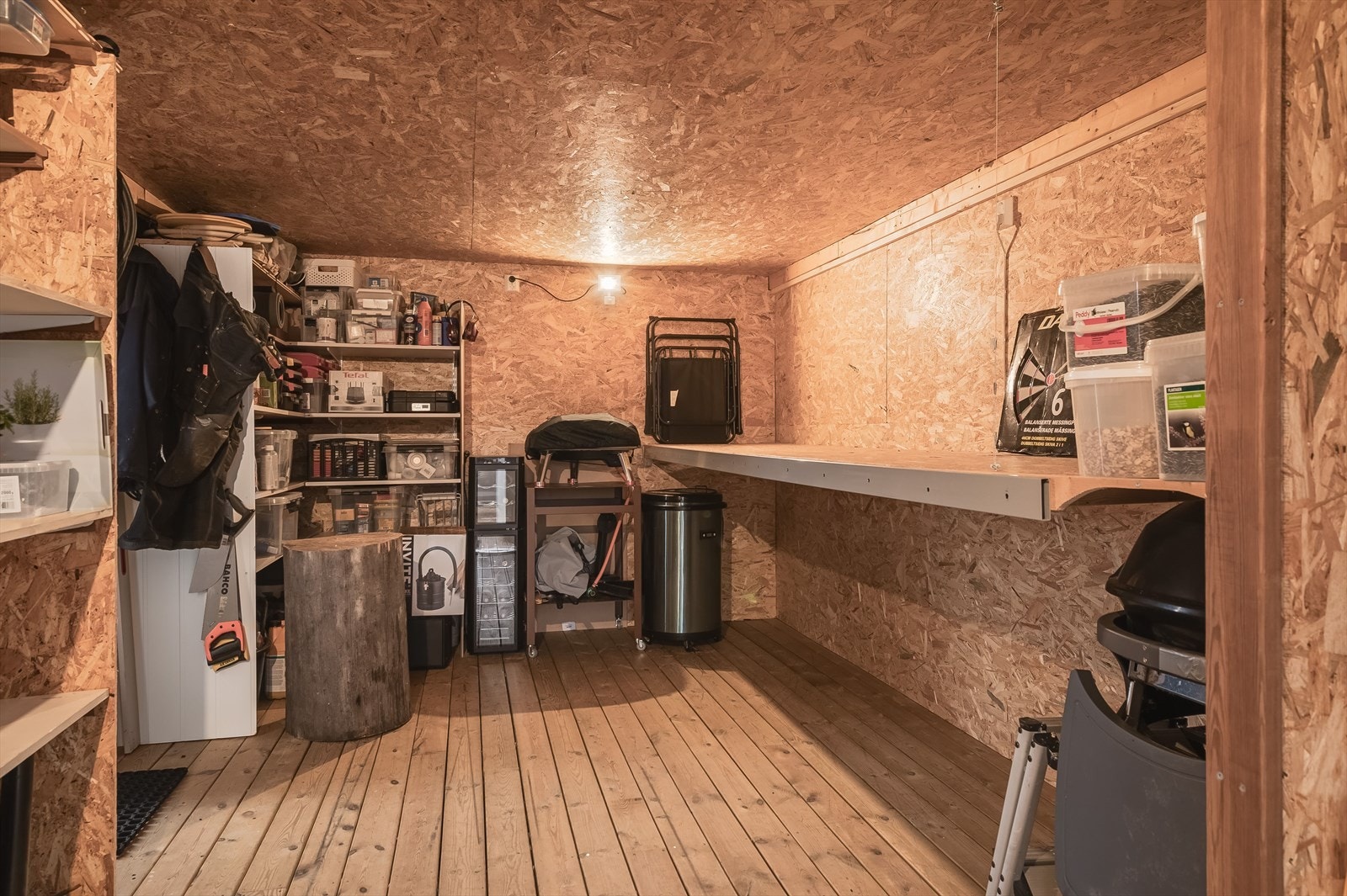 Isolert bodrom med gode lagringsmuligheter. Loftet på uthuset er også isolert. Galleribilde