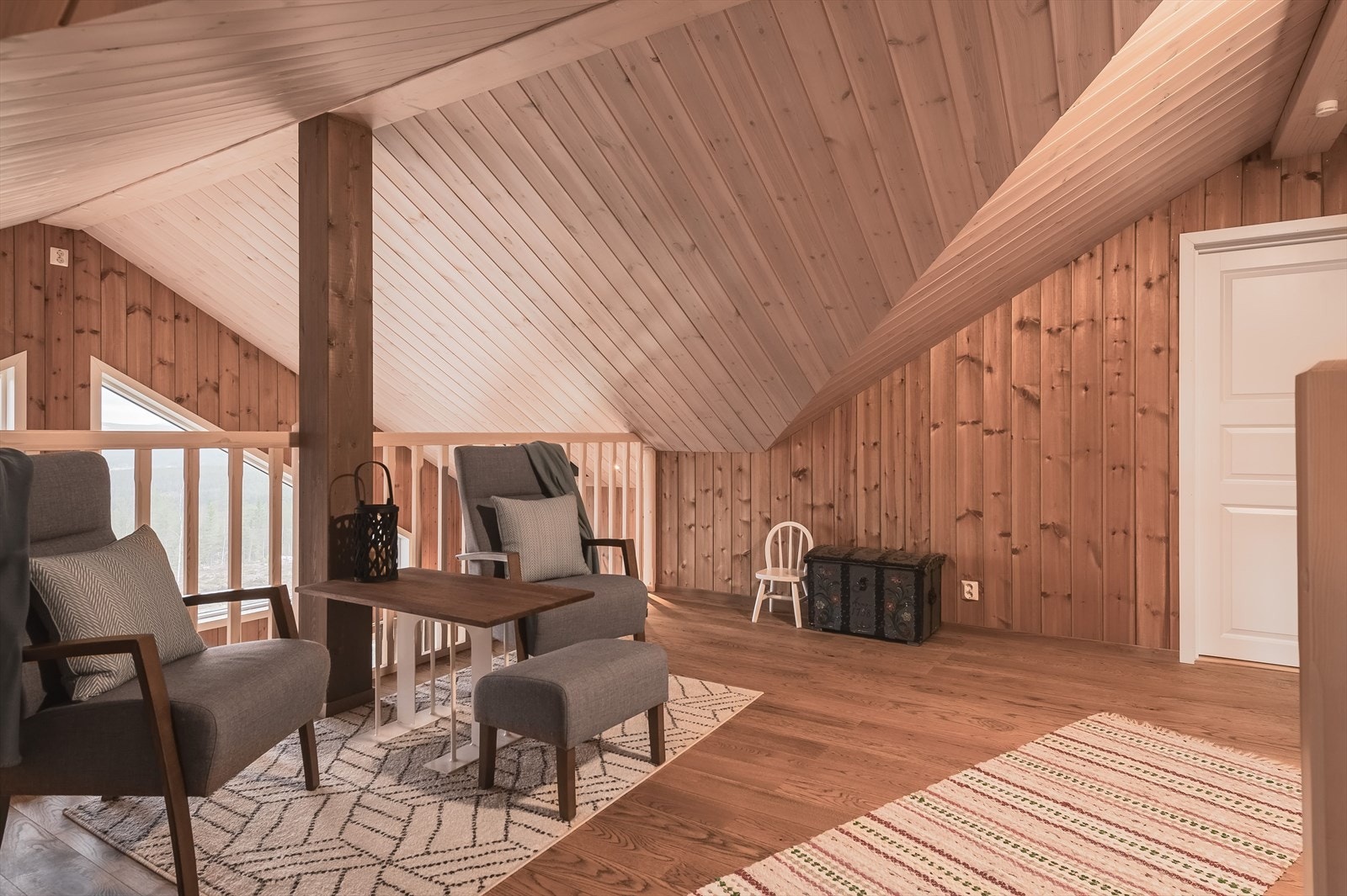 Hyttas 2. etasje har et totalt gulvareal på ca. 75 m² og er innredet med et oppholdsrom, 2 soverom og bod/garderobe. Galleribilde