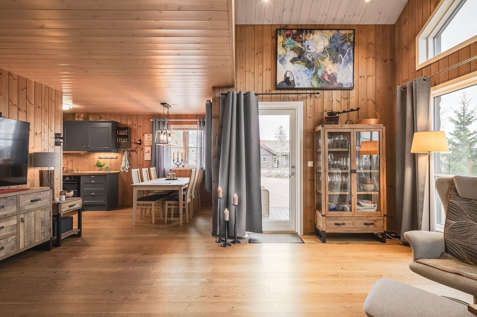 Stuen er romslig med god plass til sofagruppe med salongbord, tv-benk og annet ønskelig møblement. Galleribilde