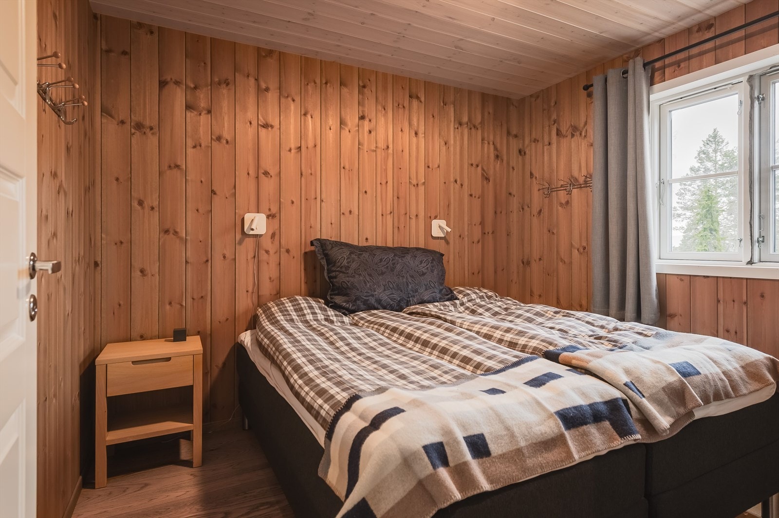 Soverom 1 er et stort og hyggelig soverom med god plass til dobbeltseng med tilhørende nattbord. På soverommet er det god oppbevaringsplass i medfølgende garderobeskap. Galleribilde