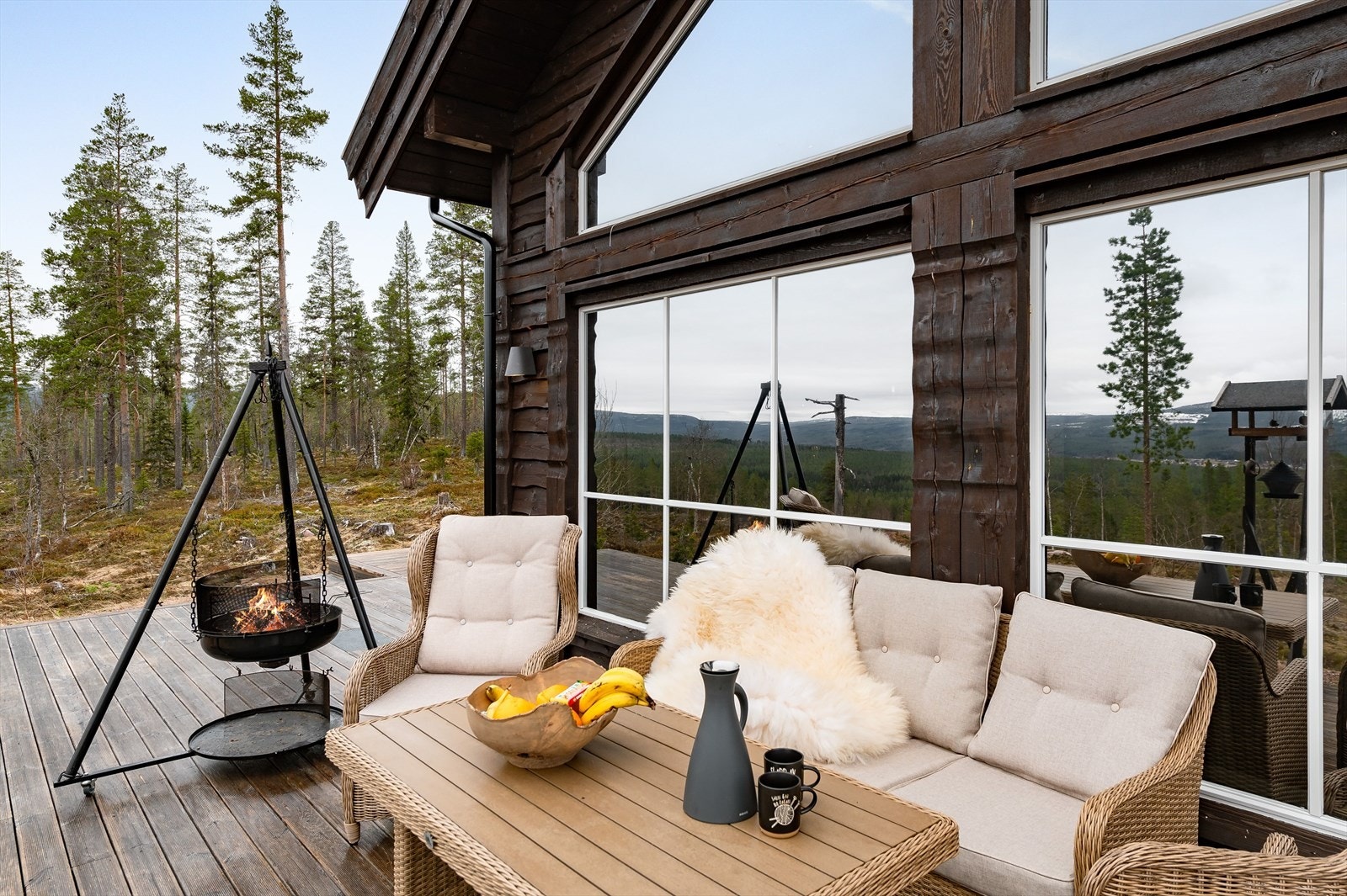 Terrassen har terrassebord på gulv og god plass til ulike sittegrupper etter eget ønske og behov. Det er også montert utebelysning og uttrekkbar levegg. Galleribilde