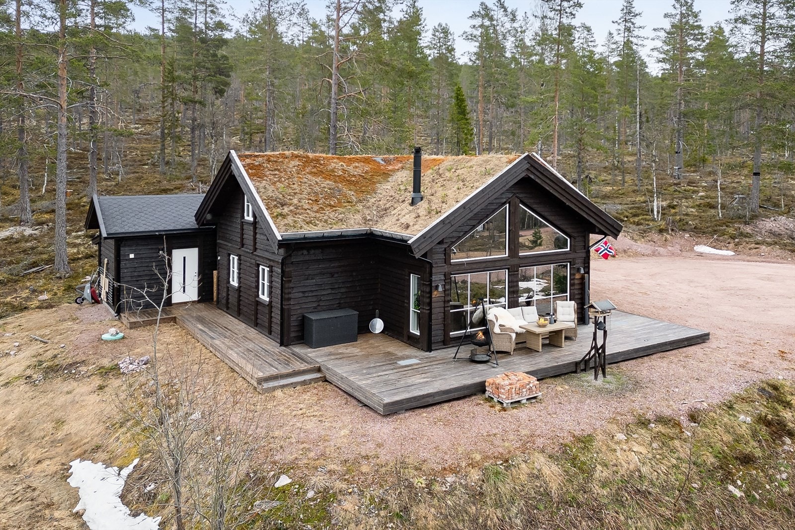 Eiendommen er også bebygd med en uthus på 24m² med 2 bodrom og loft. Galleribilde