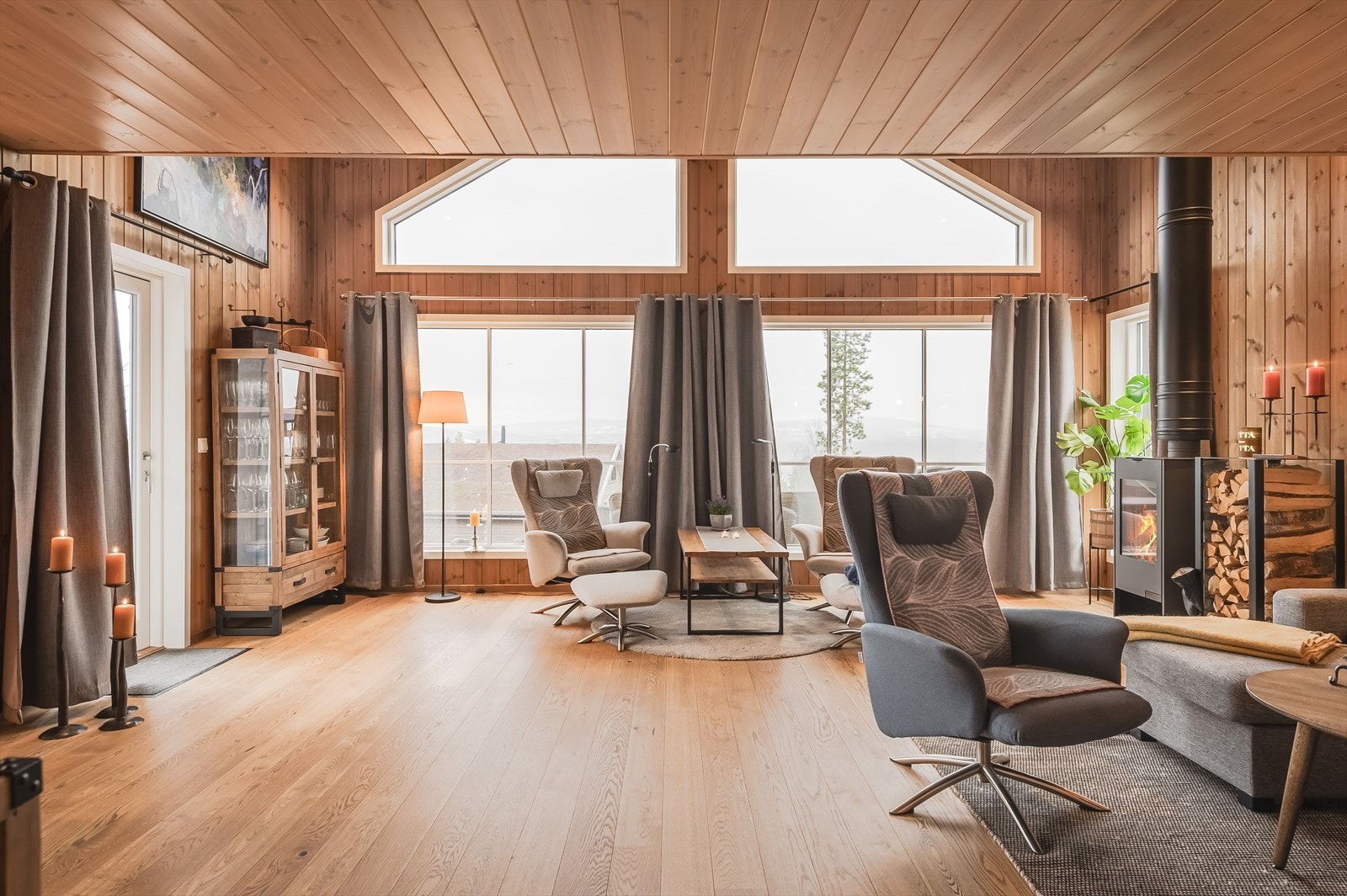 Stuen er det naturlige oppholdsrommet i hytta og er et stort, lyst og fint rom for både avkobling og hygge. Galleribilde