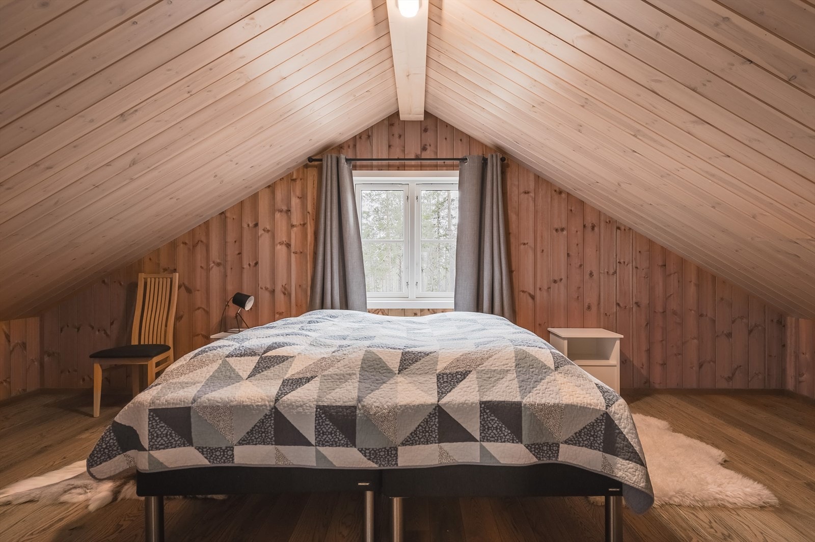 Soverom 3 er et stort og hyggelig rom som i dag er innredet med en stor dobbeltseng. Det gjøres oppmerksom på at rommet ikke er godkjent for varig opphold. Galleribilde