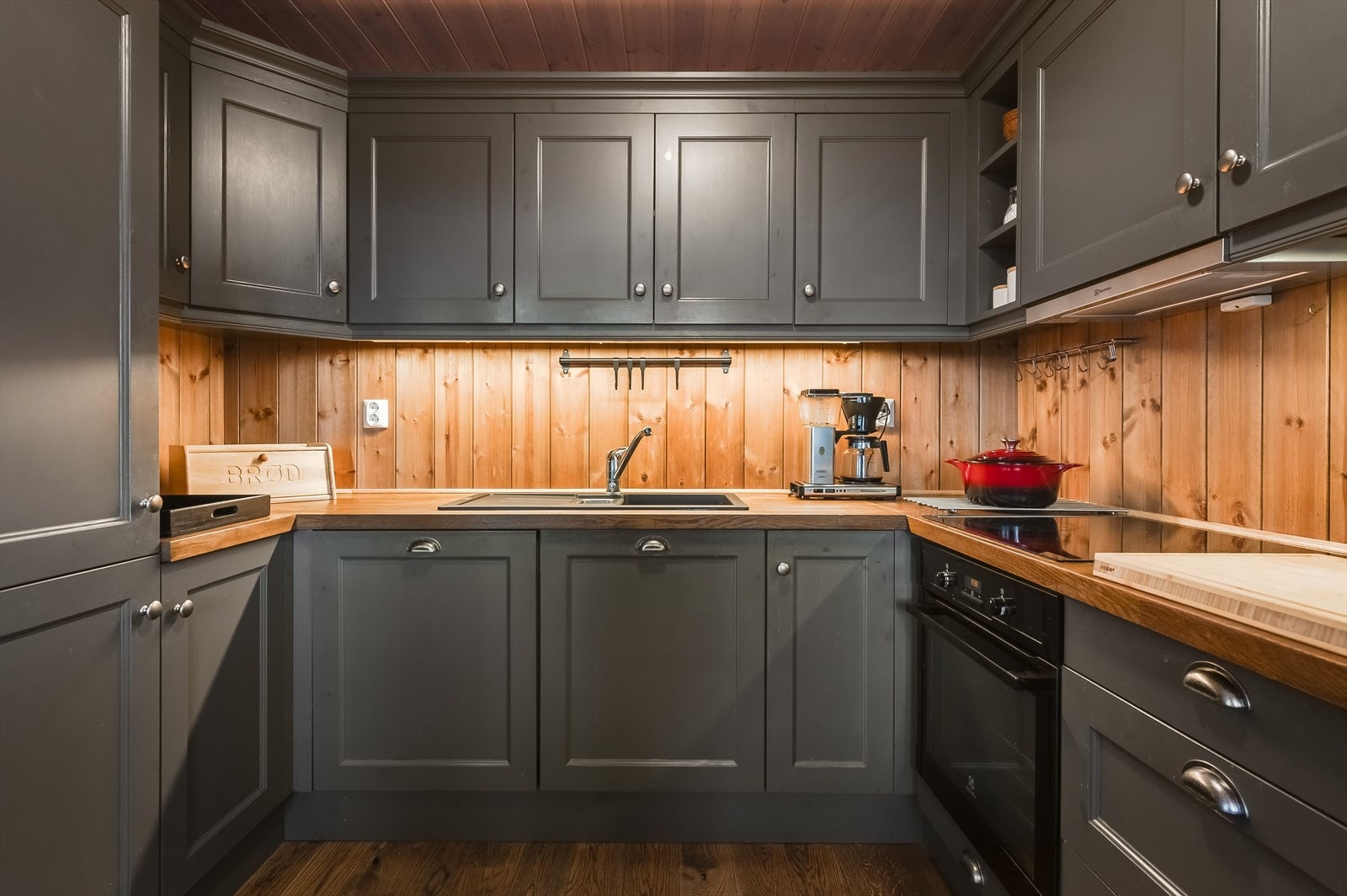 Pent kjøkken fra 2018 med god skap- og benkeplass. Kjøkkenet er fullt utstyrt med integrerte hvitevarer som medfølger i handelen. Galleribilde