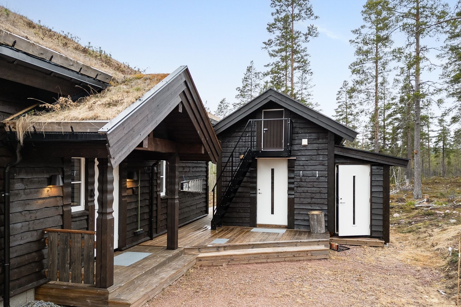 Du ønskes velkommen inn via et hyggelig overbygget inngangspartis som er en del av terrassen. Uthus fra ca. 2020 med 2 bodrom og loft som er spesiallaget til spekerom for tørking av spekemat. Merk at deler av uteboden plassert utenfor tomtegrensen. Galleribilde