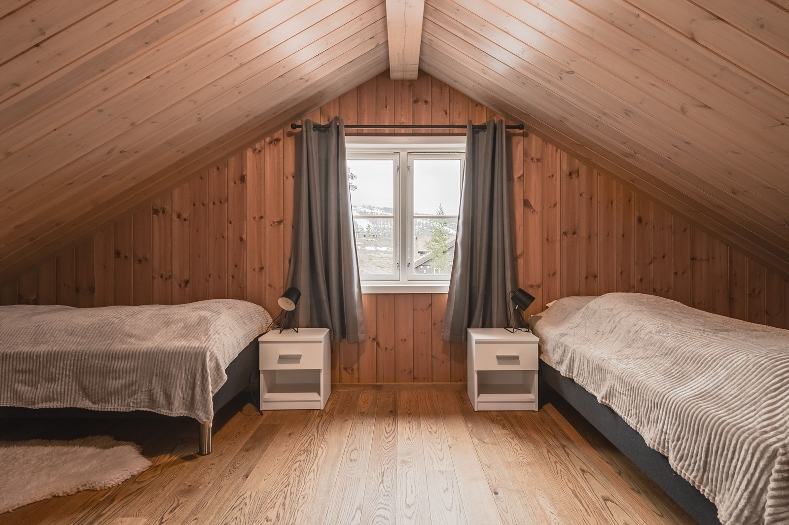 Soverom 4 er også et stort og fint rom som i dag er innredet med to senger. Det gjøres oppmerksom på at rommet ikke er godkjent for varig opphold. Galleribilde