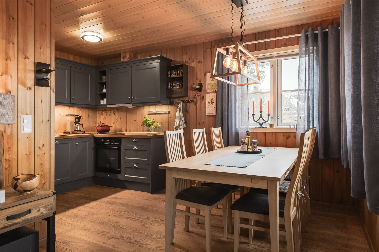 I tilknytning til kjøkkenet er det naturlig plass til et stort spisebord. Galleribilde