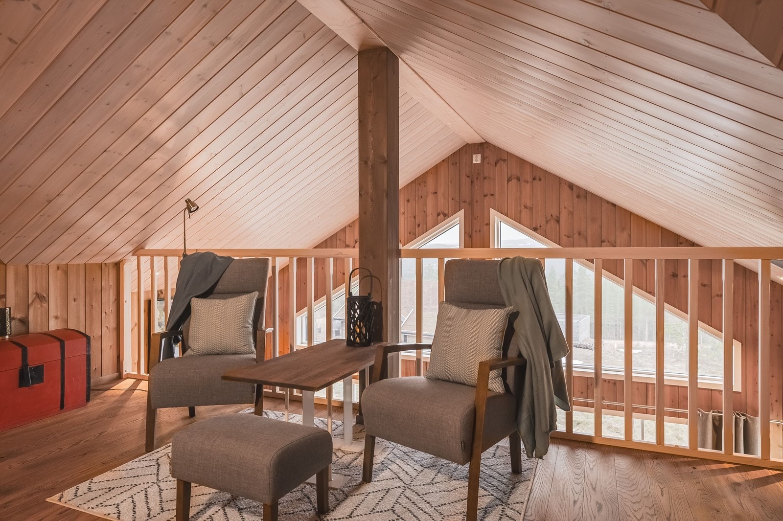 Det gjøres oppmerksom på at hele 2. etasje er definert som loft (boligens tilleggsdel) i byggetegninger og er derfor ikke godkjent for varig opphold. Galleribilde