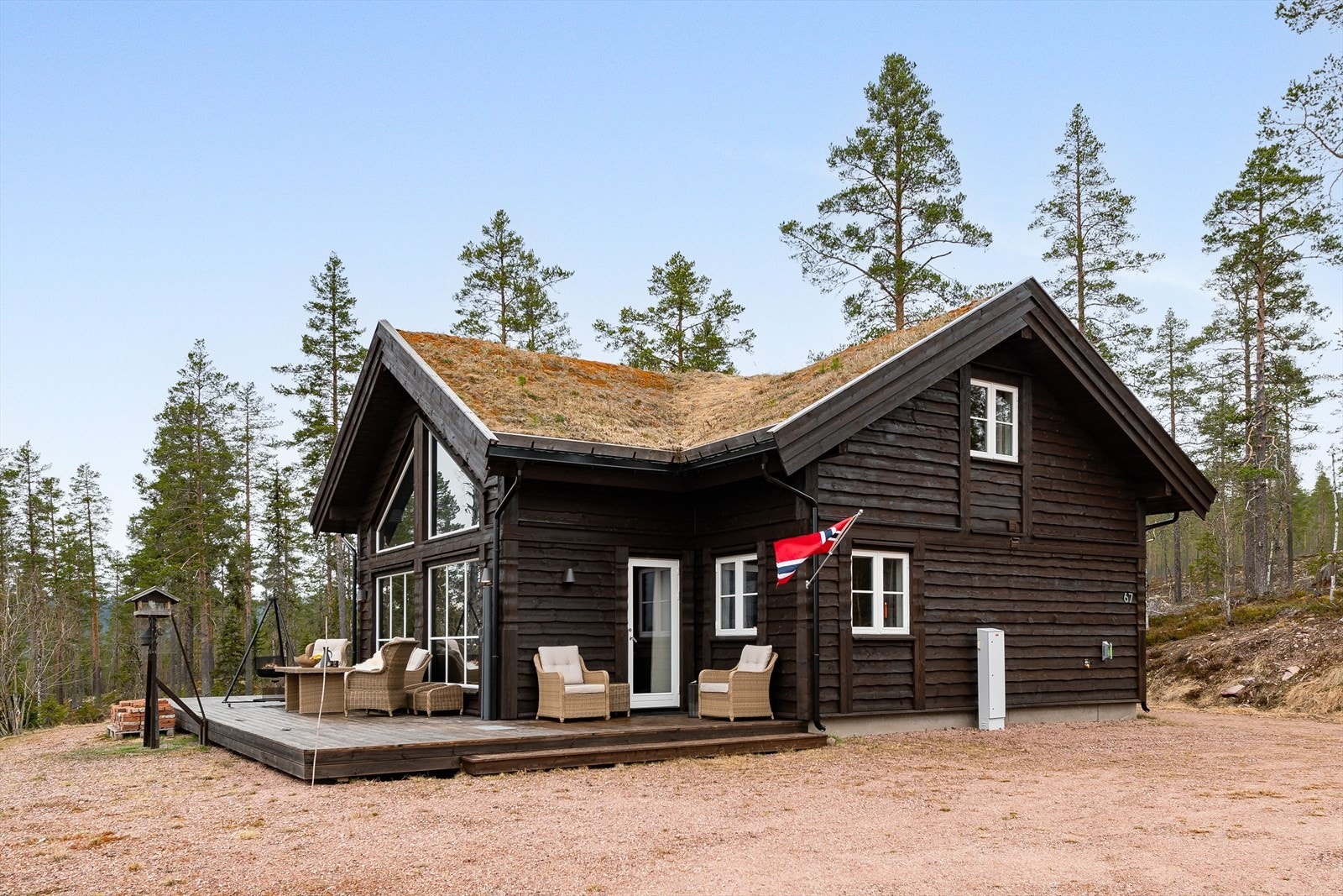 Meget flott hytte kledd med liggende villmarkspanel og torvtak. Galleribilde