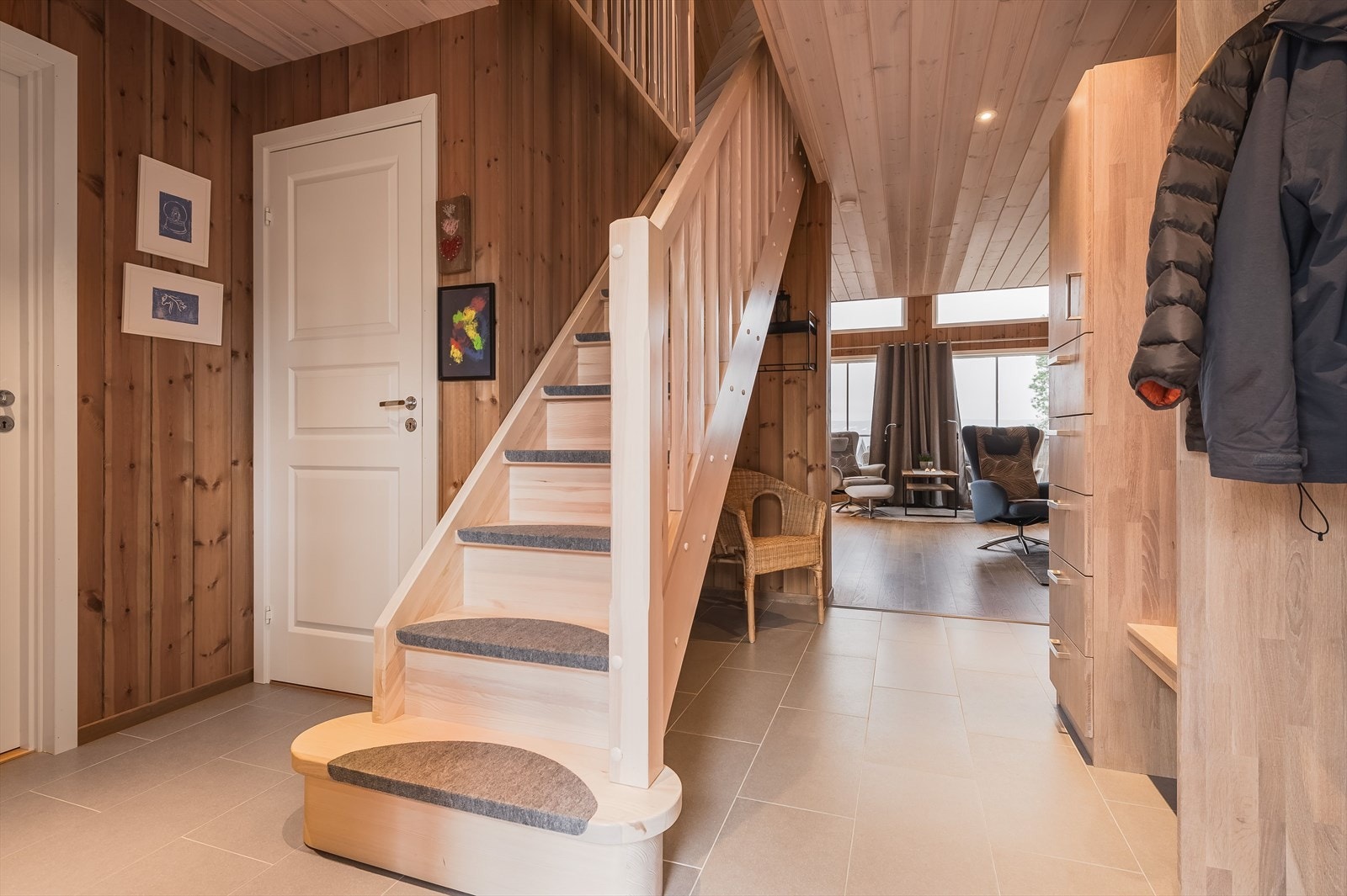 Når du entrer hytta kommer du inn i en praktisk og innbydende entré. Entréen har god standard fra 2018 med grå fliser på gulv med gulvvarme, trepanel på veggene og downlights i himlingen. Galleribilde