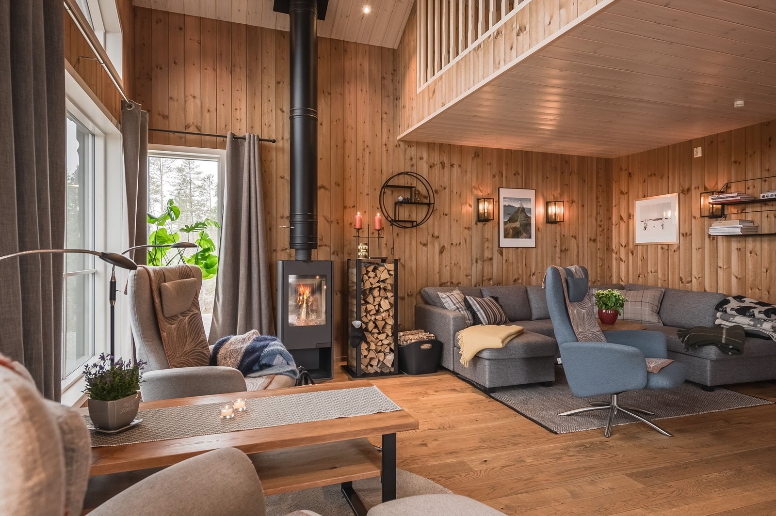 Som et fint midtpunkt i stuen har du en moderne vedovn som både gir god varme og bidrar til ekstra hygge på kaldere høst- og vinterdager. Galleribilde