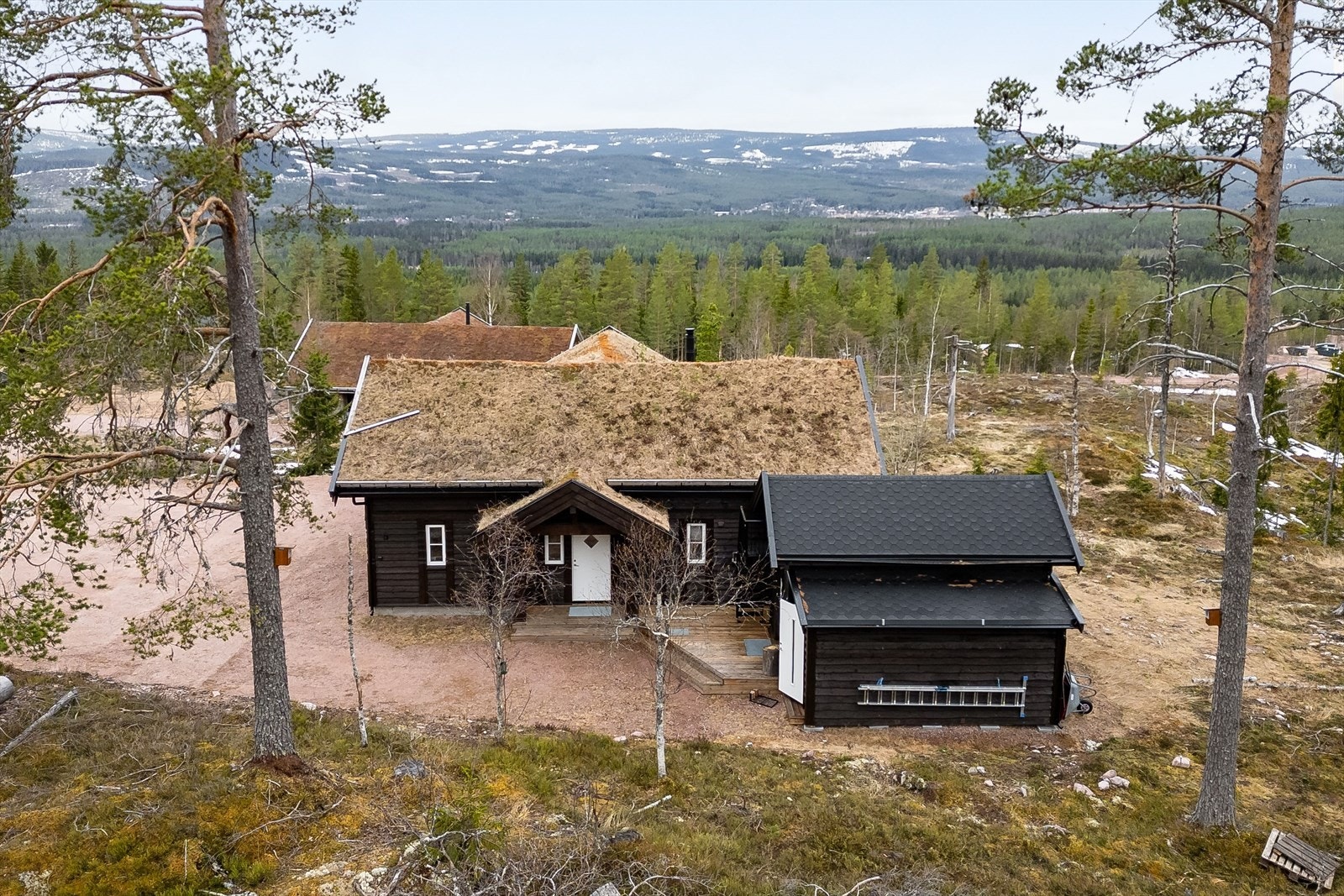 En stor fritidseiendom med gode solforhold og nydelig utsikt. Galleribilde