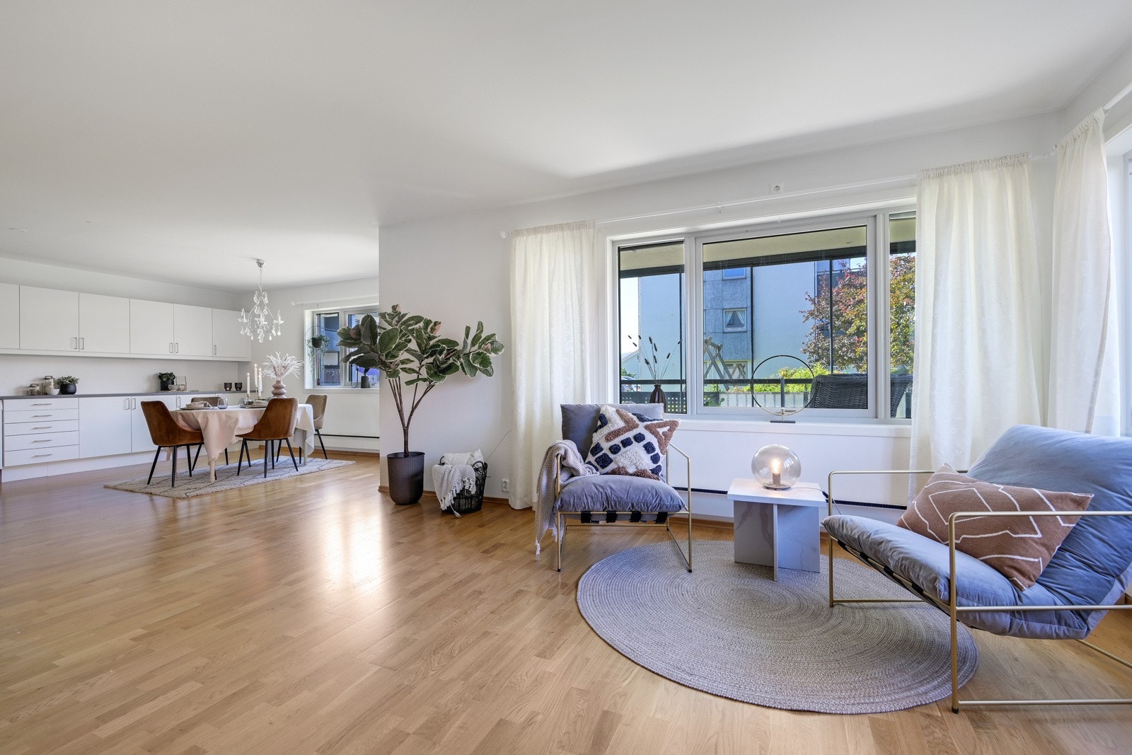 God plass til å møblere med sittegruppe og kaffebord Galleribilde