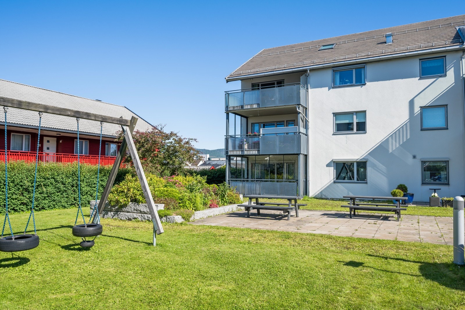 Beveger en seg ut kan man benytte seg av borettslagets fellesområder, deriblant huskestativ for de minste og parkbenker hvor man kan nyte solrike dager Galleribilde