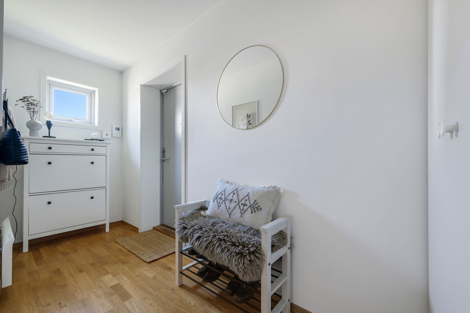 Velkommen inn. Her er det nok av plass til å sette fra seg sko og henge opp yttertøy Galleribilde