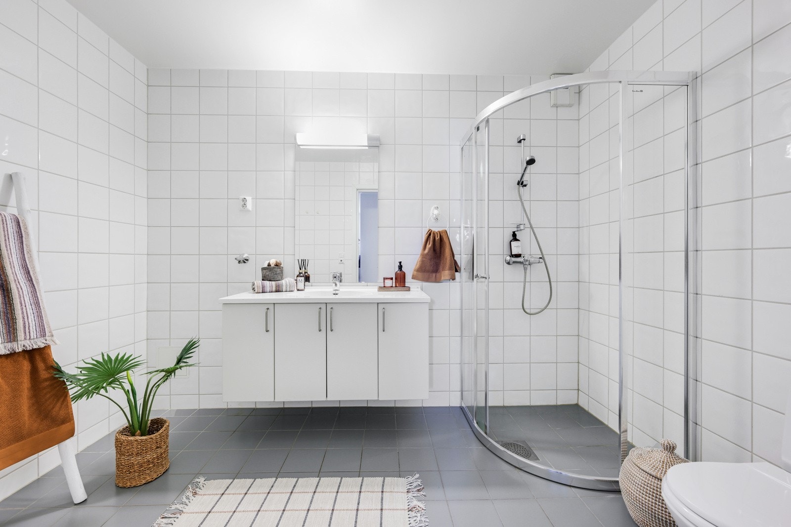 Dette er et romslig baderom med god skapinnredning med nedfelt servant. Elektriske varmekabler i gulvet! Galleribilde