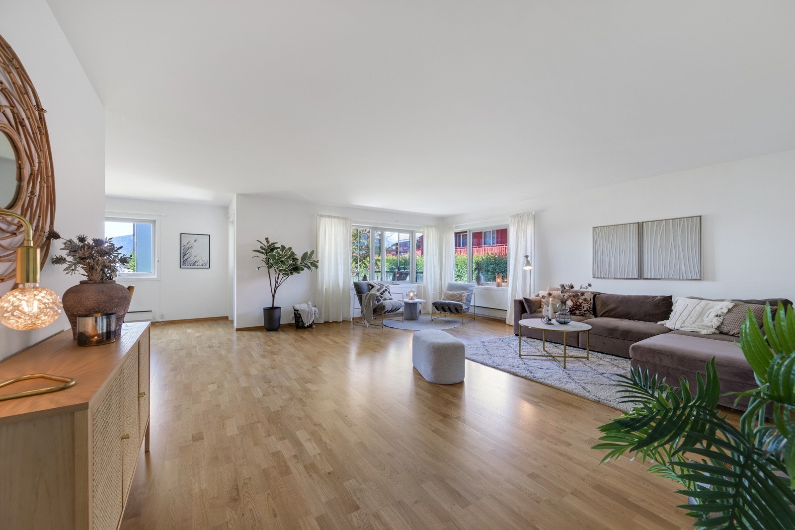 Stuen er luftig og lys med belysning fra vinduene. Her blir det godt å invitere familie og venner Galleribilde