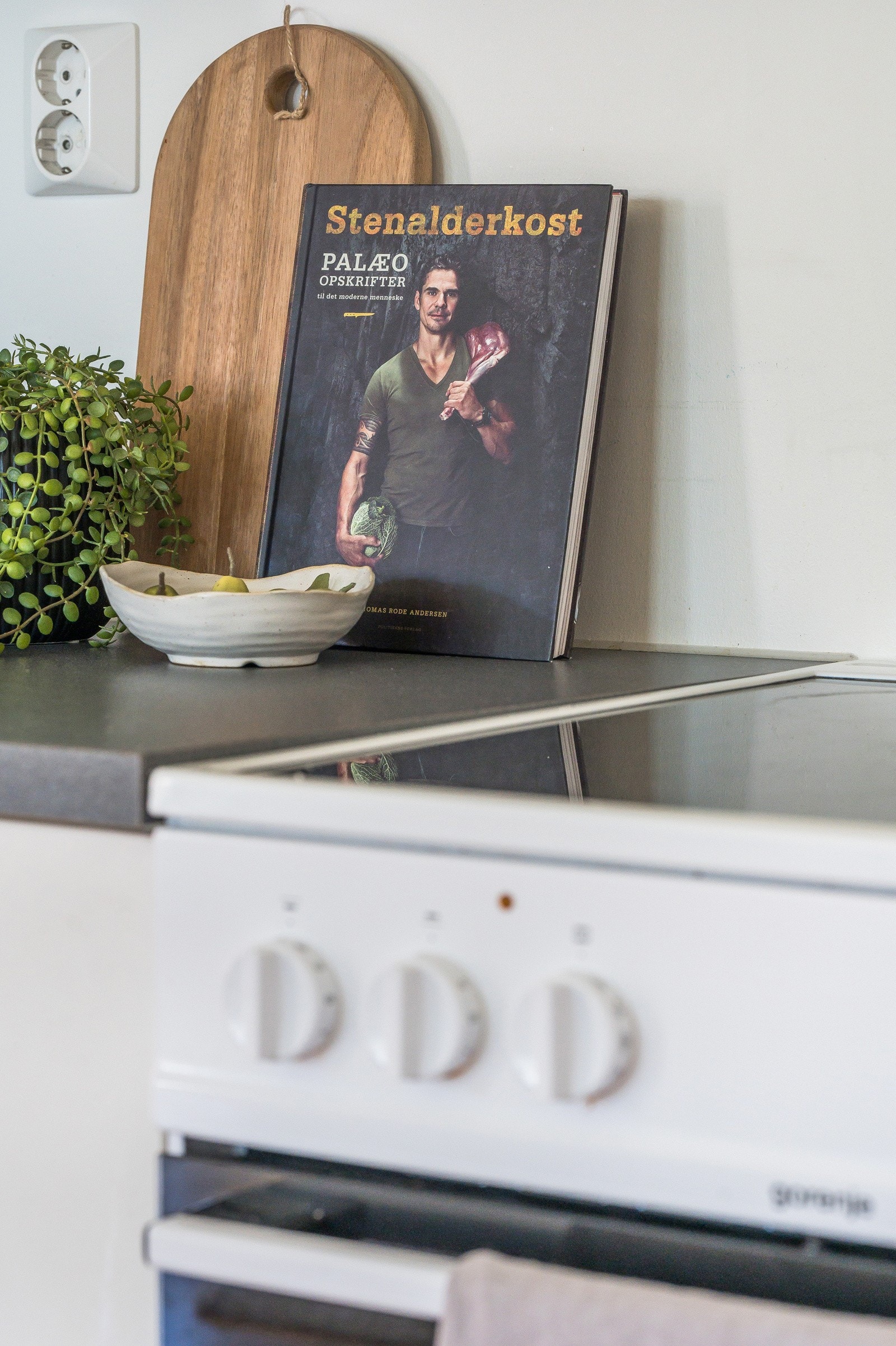 Hvitevarer på kjøkkenet medfølger, deriblant kjøleskap fra 2023, komfyr og oppvaskmaskin Galleribilde