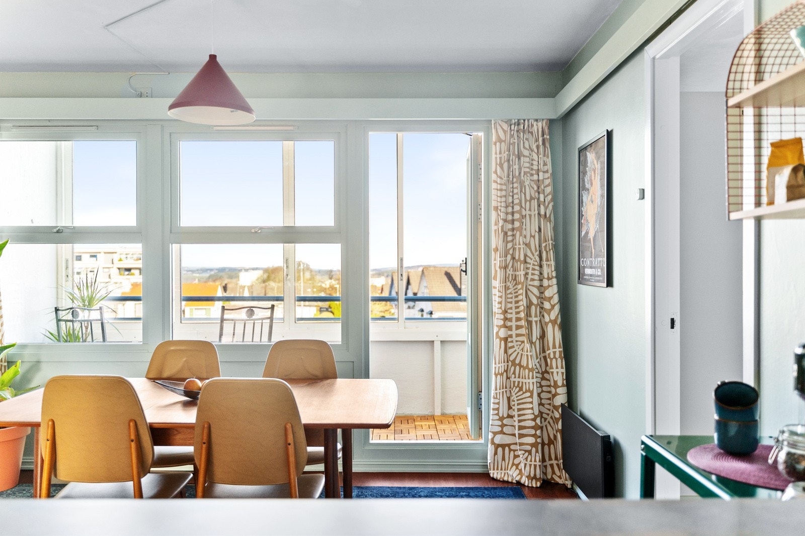 Leiligheten har en innglasset balkong på hver side. Galleribilde