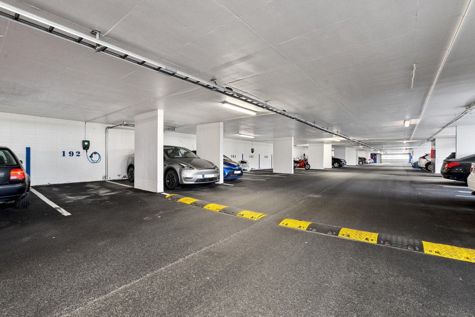 Leiligheten har fast parkering i lukket anlegg med elbillader. Galleribilde