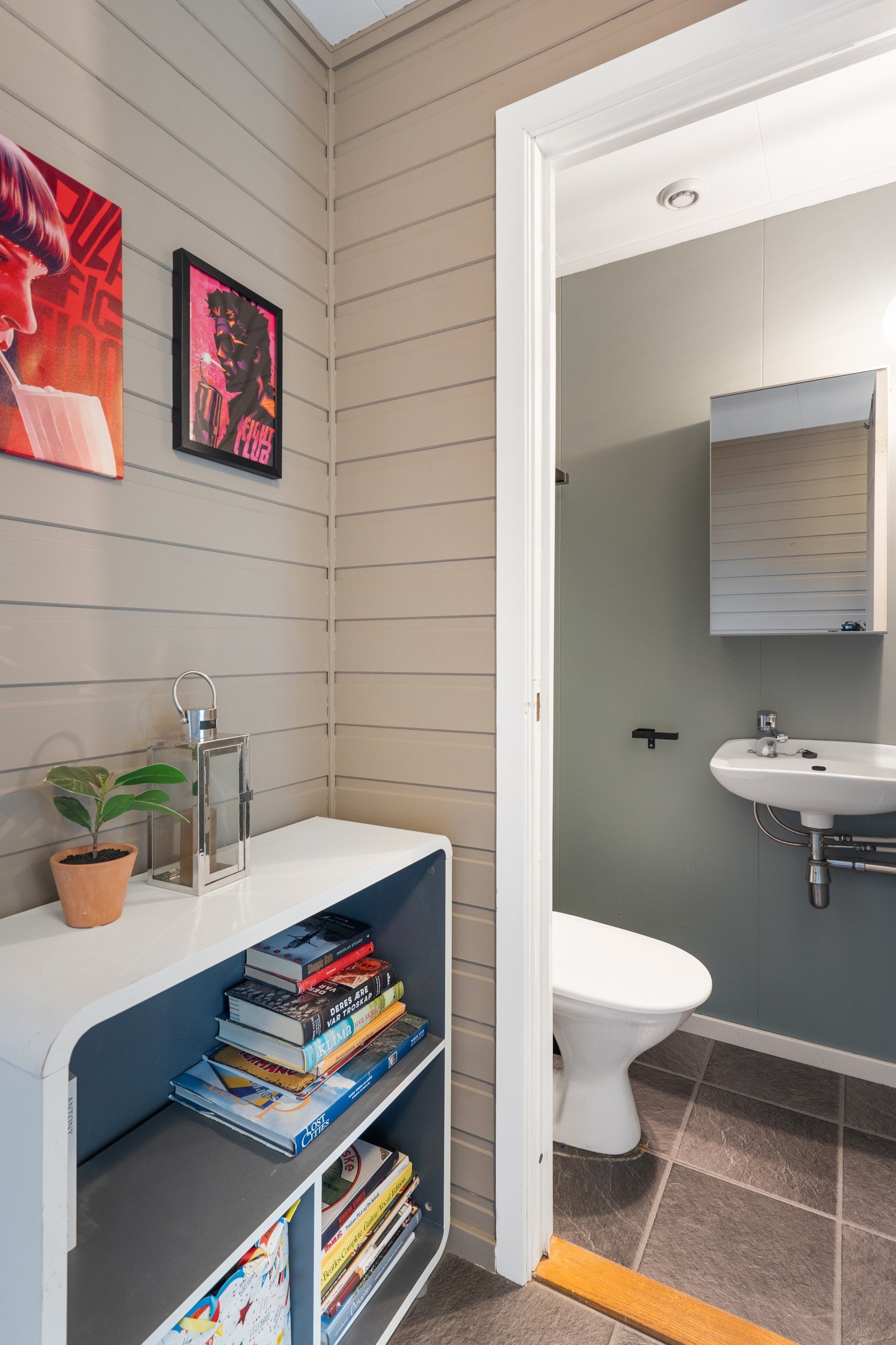 Fra gangen har man også adkomst til wc-rom, vaskerom og innvendig bod. Galleribilde