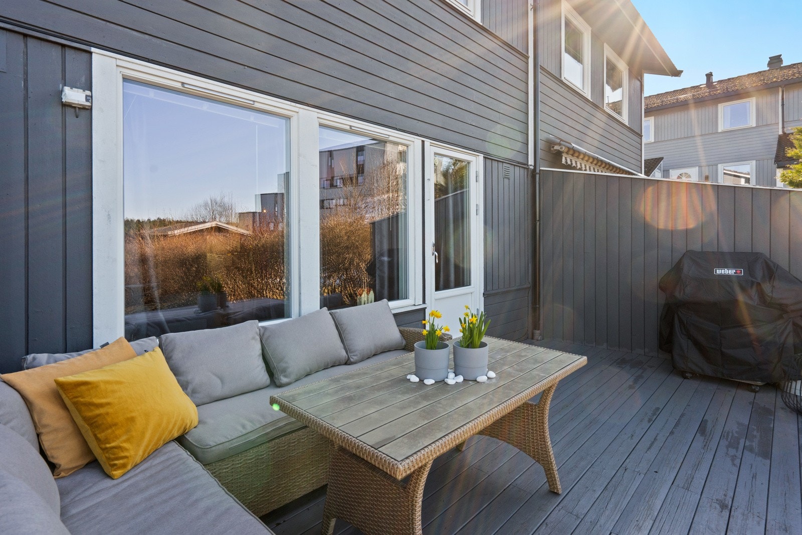 På terrassen har man plass til sittegruppe, grill og diverse annet møblement. Galleribilde