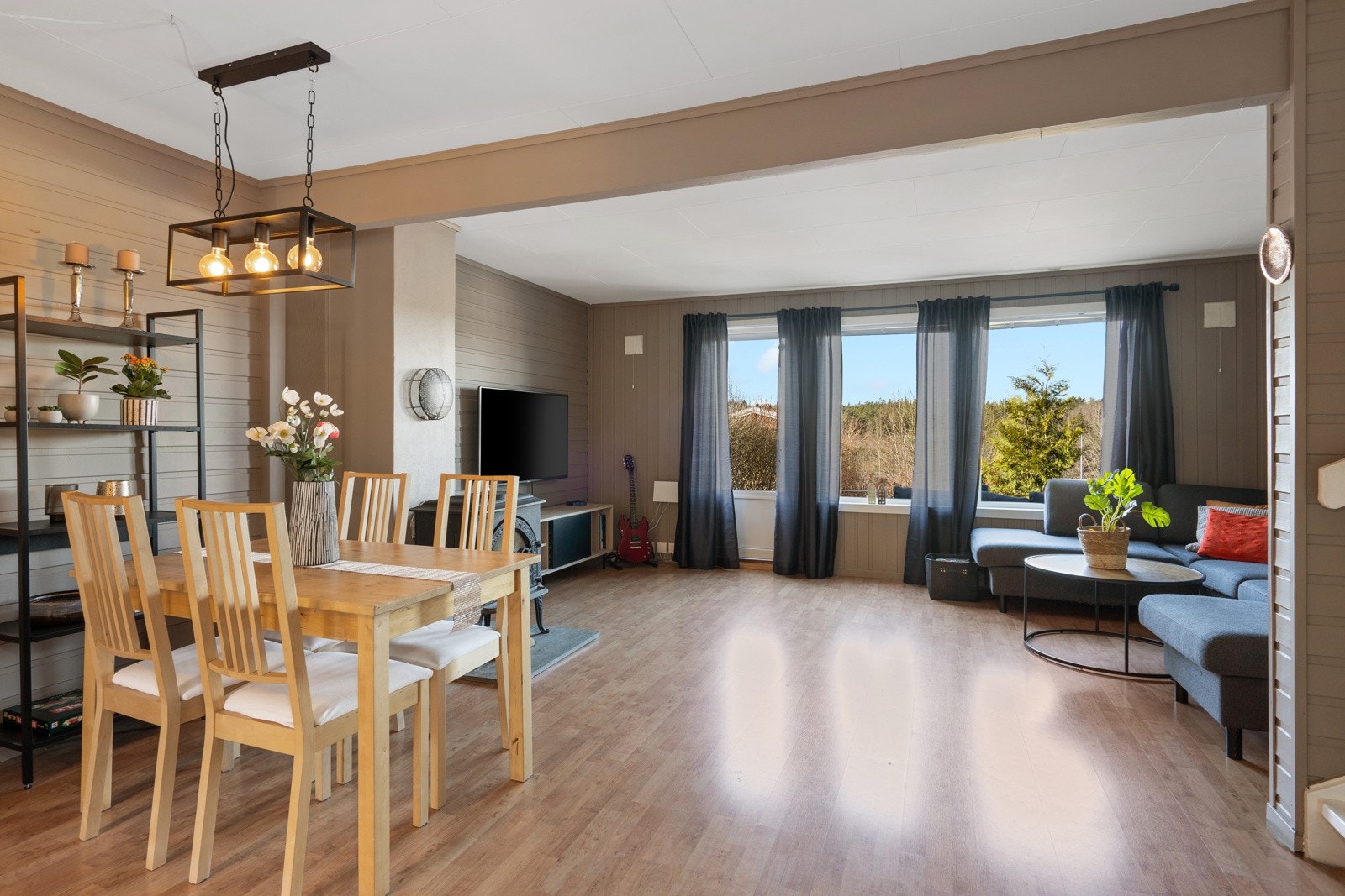 Lyst midtrekkehus med praktisk planløsning og god intern beliggenhet med fritt utsyn. Galleribilde