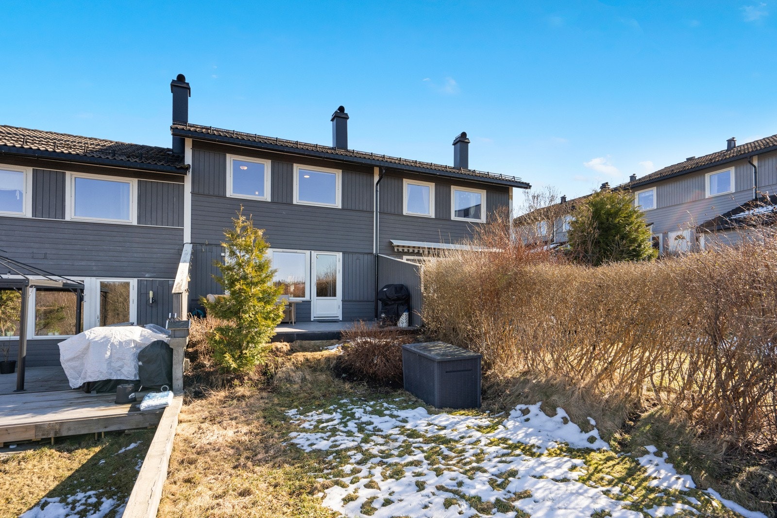 Beliggenheten er vestvendt med ettermiddag- og kveldssol på terrassen og i hagen. Galleribilde