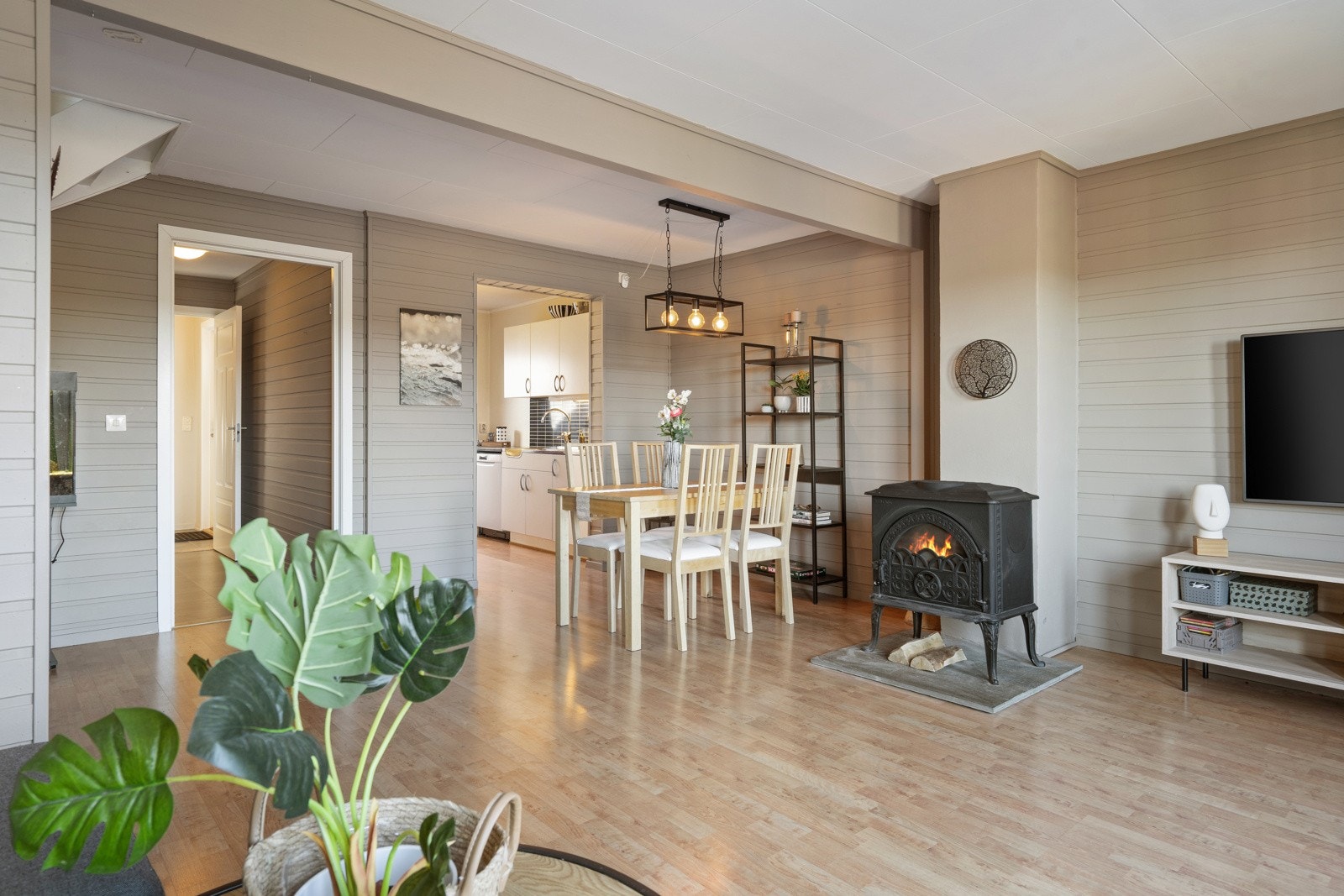 Spisegruppe har man plass til i tilknytning til kjøkkenet. Vedovnen er praktisk plassert slik at varmen blir jevnt fordelt utover rommet. Galleribilde