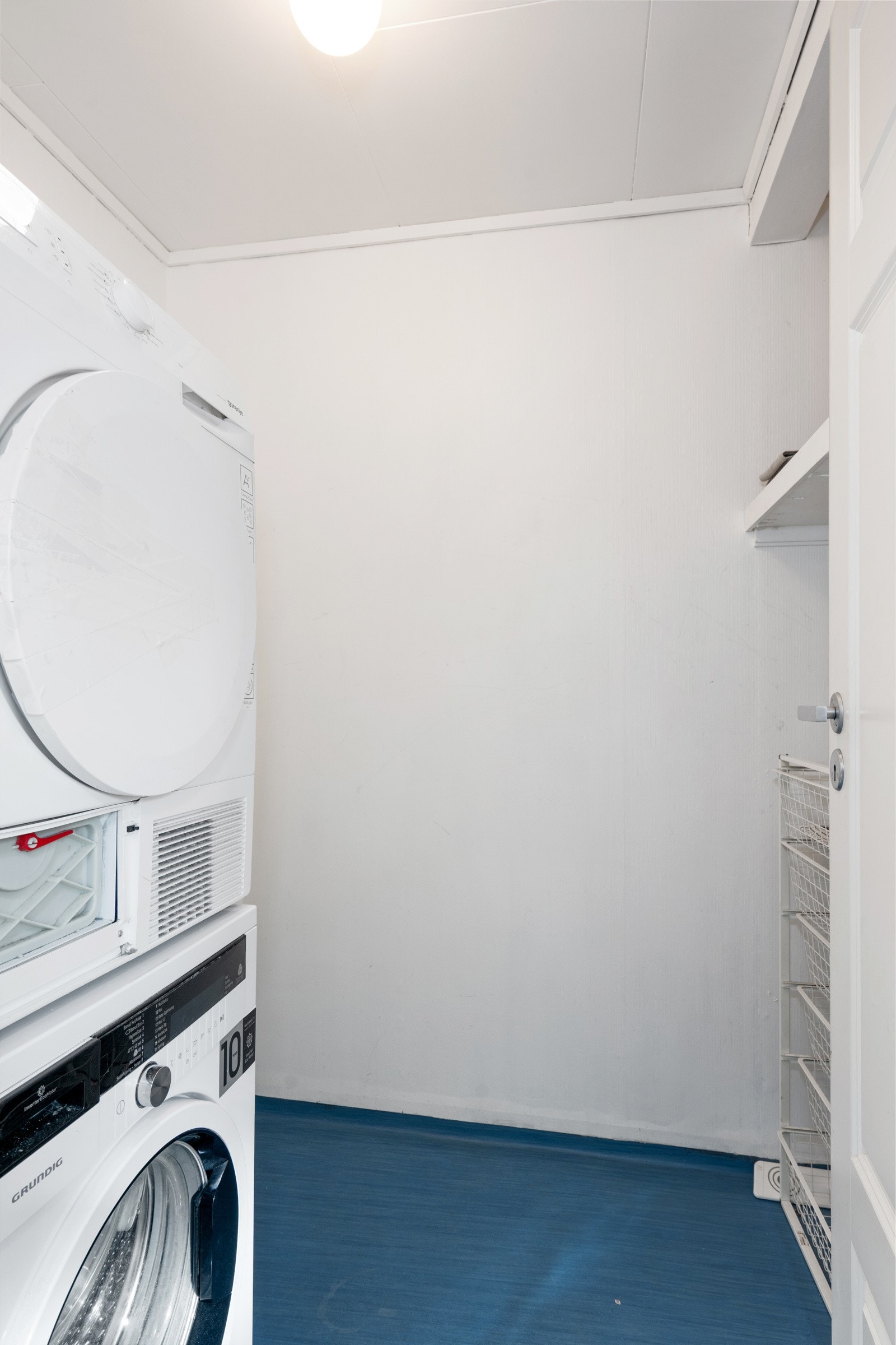 Praktisk vaskerom med opplegg til vaskemaskin og tørketrommel. Galleribilde