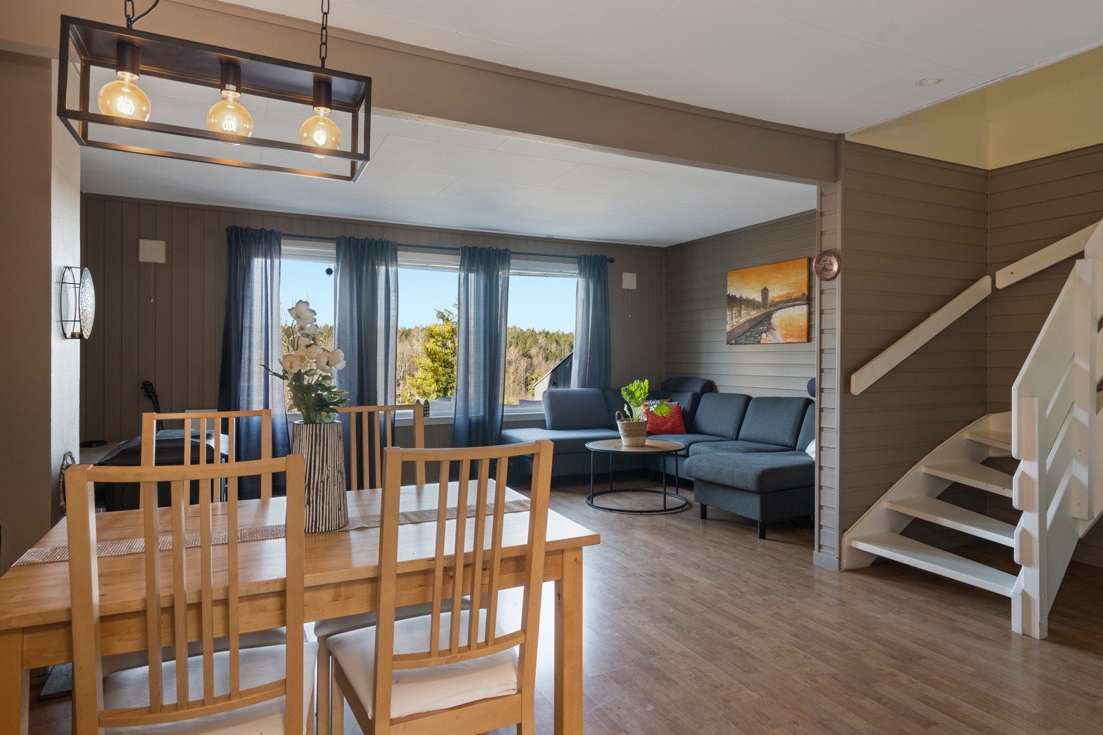 Stuen er enkle å møblere med sine naturlige soner. Galleribilde