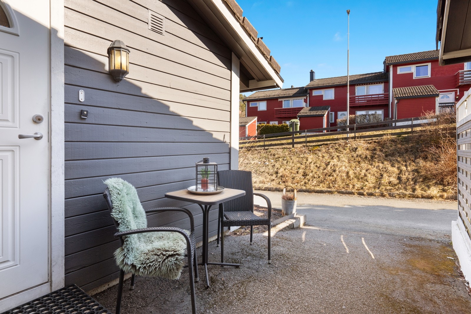 Her har man plass til sittegruppe i morgen- og formiddagssolen. Galleribilde