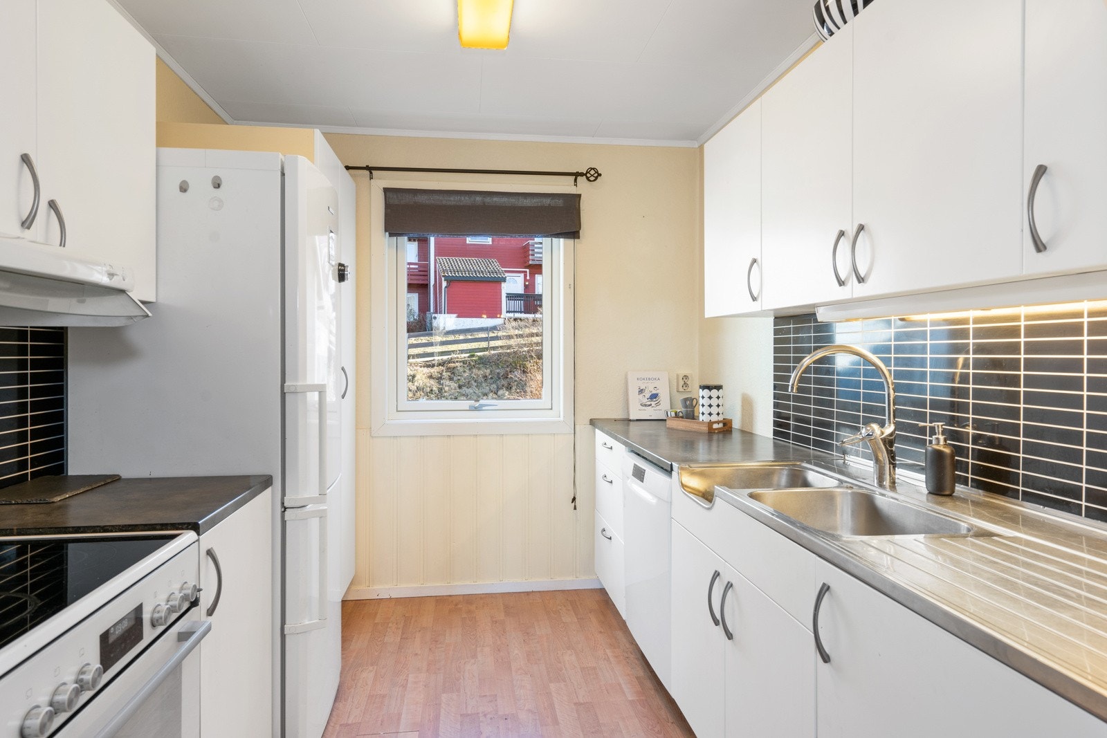 Kjøkkenet ligger adskilt fra stuene og inneholder rikelig med skap- og benkeplass. Galleribilde