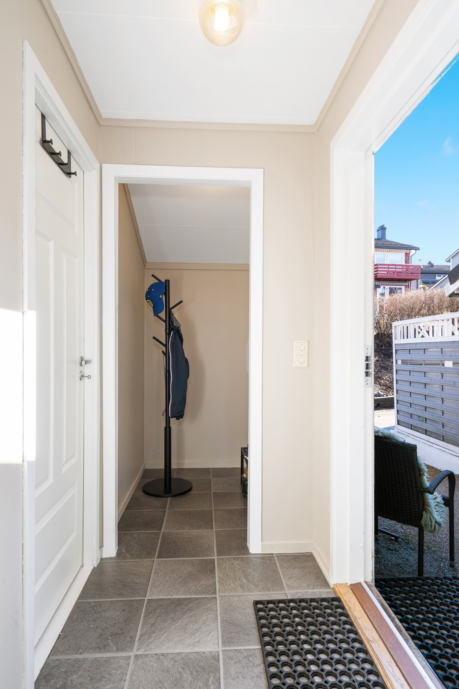 Velkommen inn i entréen. Her fra er det videre inngang til walk-in garderobe. Galleribilde