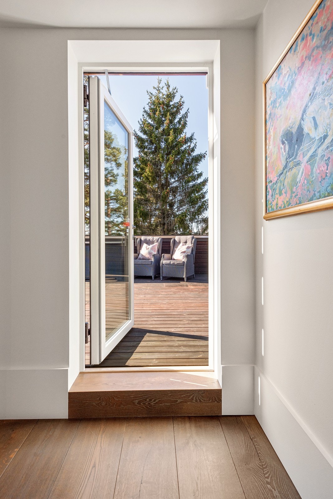 Utgang til takterrasse, det er også skyvedører ut til terrassen fra hovedsoverommet. Galleribilde
