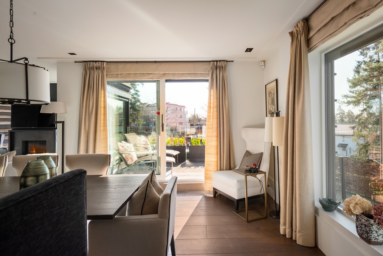 Utgang til terrasse fra stuen (det er 2 terrasser i boligen, og IG tillatelse for en tredje terrasse på taket hvis ønskelig.) Galleribilde