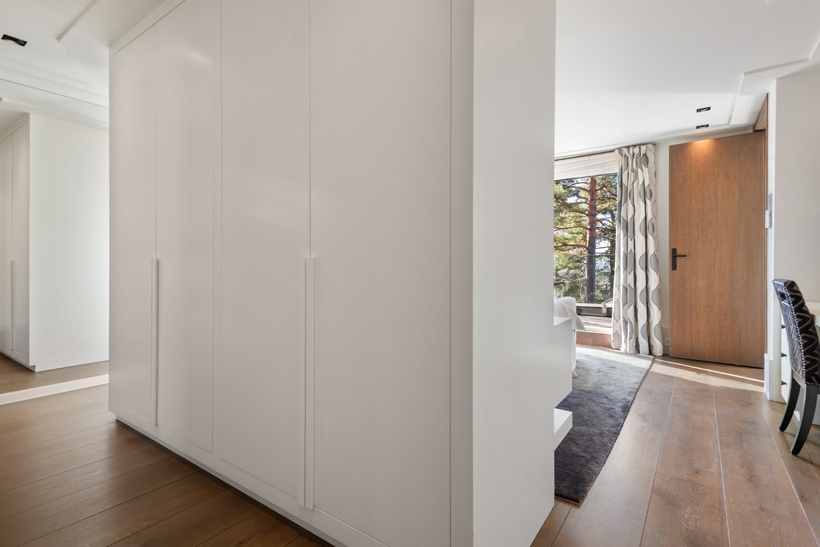 Garderobe på baksiden av sengen inn mot badet. Galleribilde