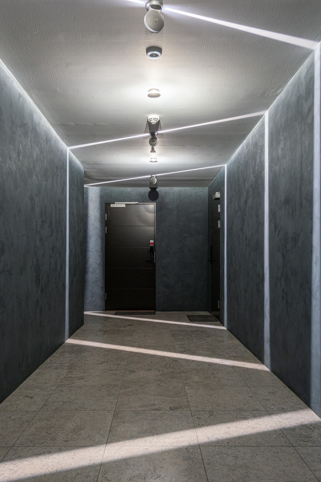 Felles gang i kjeller til bodrom og garasje. Galleribilde